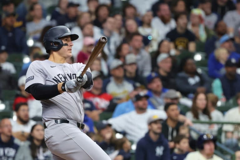 Anthony Rizzo conecta su jonrón del domingo en el triunfo de Yankees en Milwaukee. (Stacy Revere)
