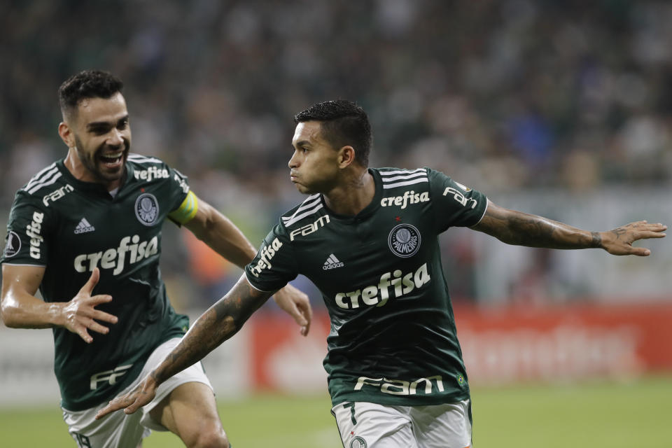 Eduardo Pereira "Dudu", del Palmeiras, festeja con su compañero Bruno Henrique, izquierda, luego de anotar el primer gol del club brasileño ante el chileno Colo Colo en el partido de vuelta de la Copa Libertadores en Sao Paulo, Brasil, el miércoles 3 de octubre de 2018. (AP Foto/Andre Penner)