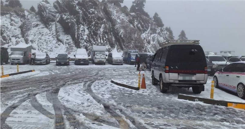 合歡山22日陸續湧入追雪遊客，武嶺停車場早已停滿車，如願遇到下雪。（警方提供／楊靜茹南投傳真）