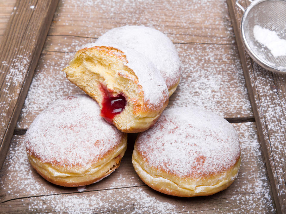 Krapfen, oder auch Berliner genannt, gehören zu den absoluten Klassikern an Karneval. (Bild: Joanna Dorota / Shutterstock.com)