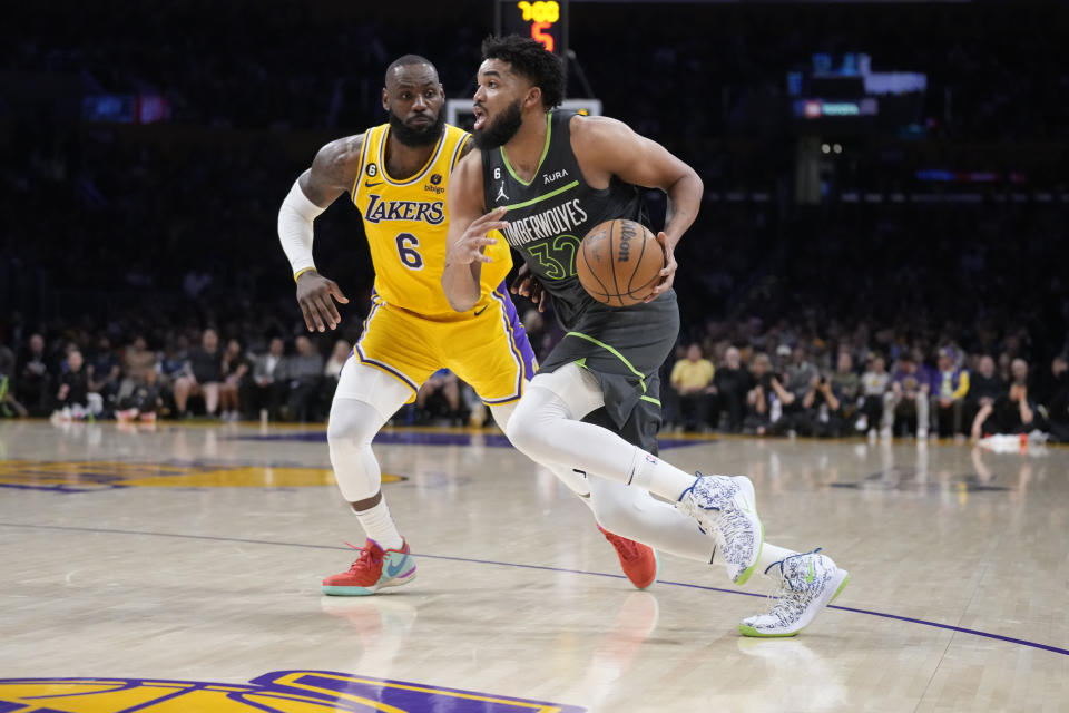 明尼蘇達灰狼Karl-Anthony Towns (圖右)、洛杉磯湖人LeBron James。(AP Photo/Marcio Jose Sanchez)