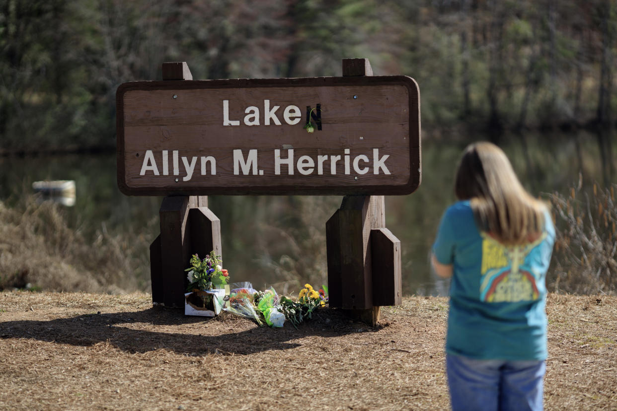Un monumento conmemorativo improvisado para Laken Riley, estudiante de enfermería en la cercana Universidad de Augusta, cerca del lago donde se encontró su cuerpo, en Athens, Georgia, el 25 de febrero de 2024. (Melissa Golden/The New York Times)