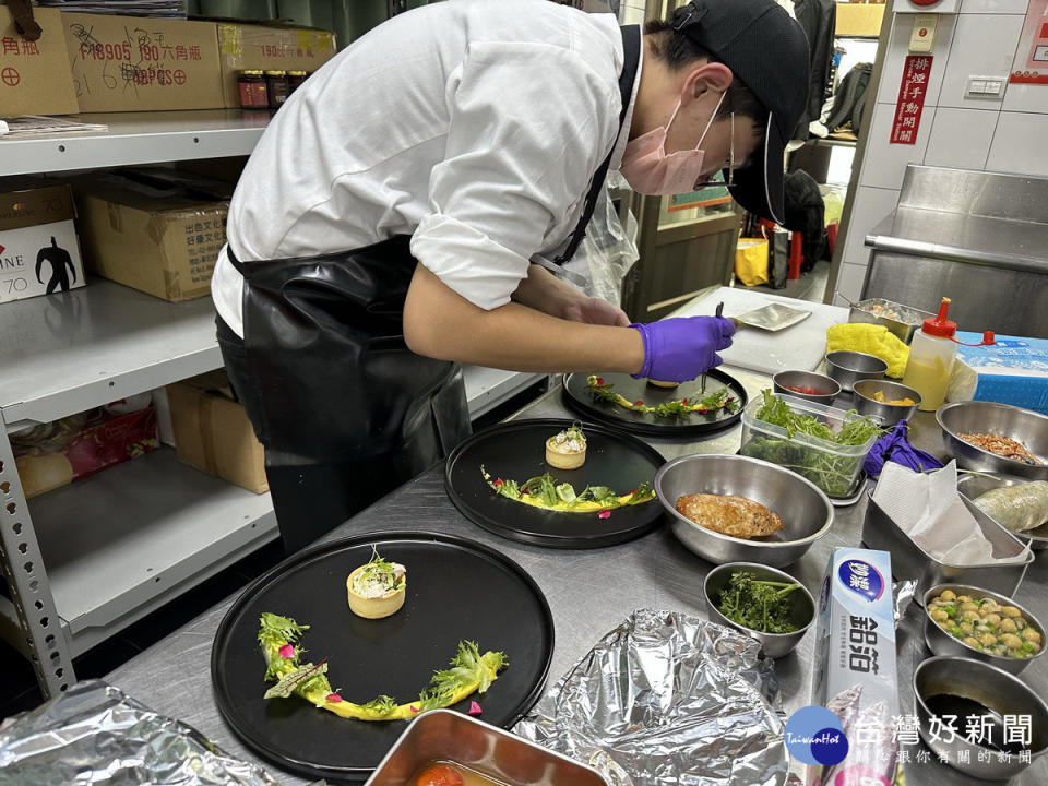 全國銀髮養生廚藝賽於南開科大舉行。（記者扶小萍攝）