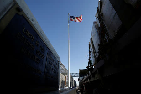 Trucks wait in the queue for border customs control to cross into U.S. at the Bridge of Americas in Ciudad Juarez, Mexico, August 15, 2017. REUTERS/Jose Luis Gonzalez