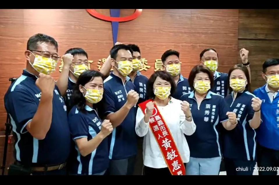 圖片說明 : 嘉義市長黃敏惠完成市長選舉登記林雪峰(前左2)。(記者劉治強攝)