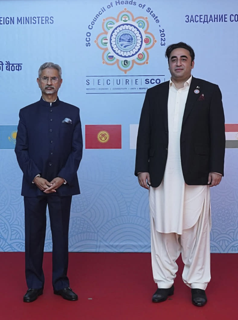 This photo released by Indian Foreign Ministry, shows Indian foreign minister S. Jaishankar, left, with his Pakistani counterpart Bilawal Bhutto Zardari pose for a photograph prior to the Shanghai Cooperation Organization (SCO) council of foreign ministers' meeting, in Goa, India, Friday, May 5, 2023. (Indian Foreign Ministry via AP)