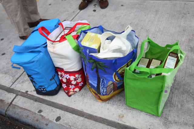 Las bolsas reutilizables de un comprador, fuera de un Trader Joe's en Manhattan, el 14 de noviembre de 2010. (Hiroko Masuike/The New York Times)