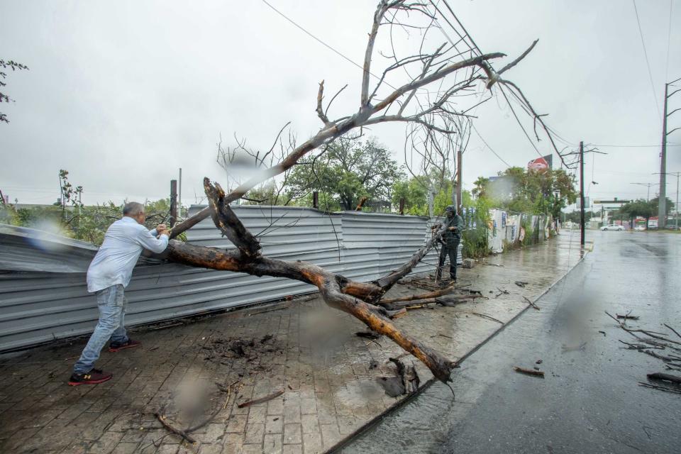 MONTERREY, NUEVO LEÓN, 20JUNIO2024.- La tormenta tropical Alberto entró al estado de Nuevo León este jueves por la madrugada, donde se esperan lluvias hasta el día sábado como el remanente de depresión tropical. Algunos cruces con riesgo de inundación han sido cerradas a la vialidad. Según informes de la CONAGUA, las presas del estado han crecido considerablemente, la Presa de la Boca tiene un llenado del 90% y se estima abrir sus compuertas en las próximas horas, así mismo el incremento se registra en las presas Cerro Prieto, El Cuchillo y el Cuchillo II. FOTO: GABRIELA PÉREZ MONTIEL / CUARTOSCURO.COM