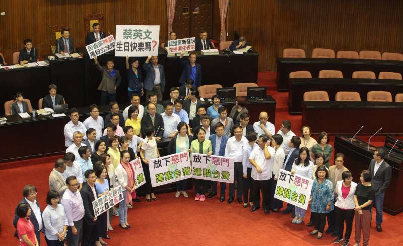 20170831-立法院臨時會最後一天，國體法趕在台灣英雄大遊行前三讀通過，國民黨立委仍為之前的前瞻法案抗議，執政黨則舉放下惡鬥回應。（陳明仁攝）