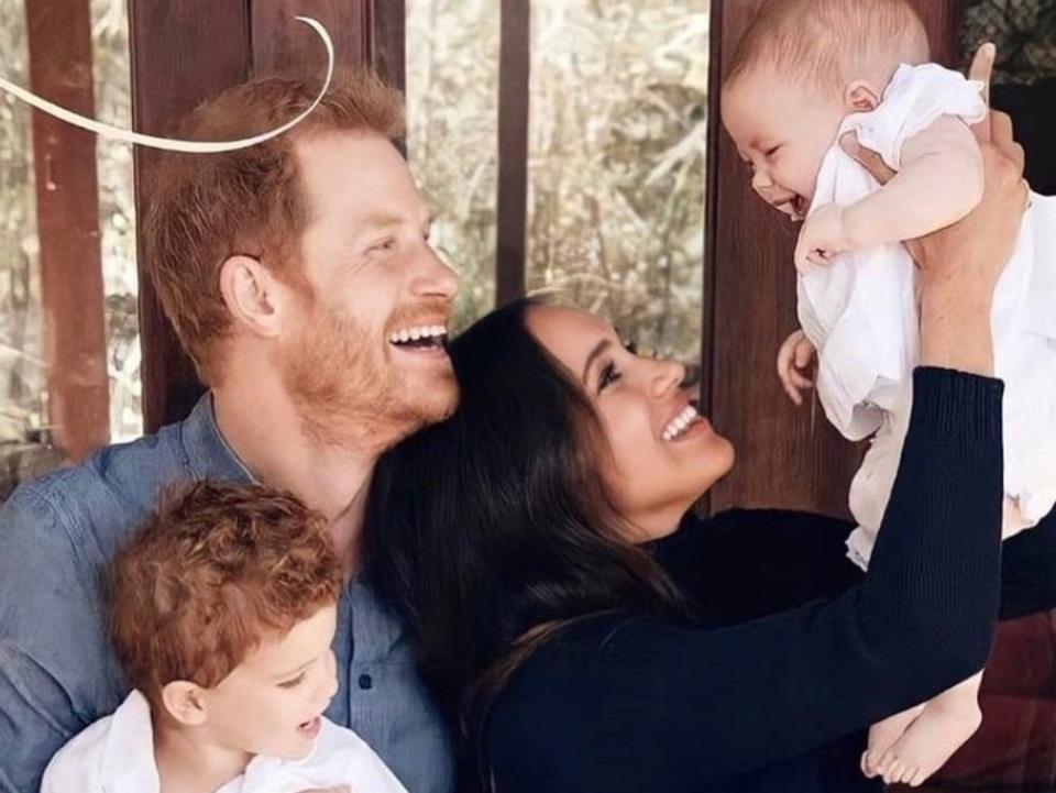Prinz Harry und Herzogin Meghan mit ihren beiden Kindern Archie und Lilibet. (Bild: ddp/STELLA Pictures)