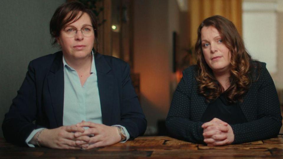 Suzanne (izquierda) y Natalie, madres que aparecen en el documental 