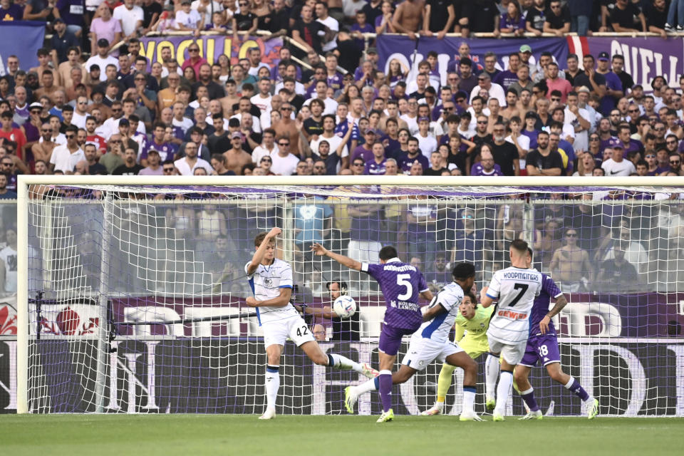 Giacomo Bonaventura (segundo izquierda) anota el primer gol de la Fiorentina en la victoria 3-2 ante Atalanta en la Serie A, el domingo 17 de septiembre de 2023, en Florencia. (Massimo Paolone/LaPresse vía AP)