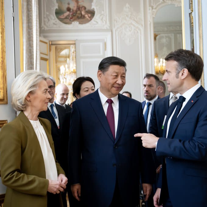 法國總統馬克宏（前排右起）招待來訪的中國國家主席習近平，並邀請歐盟委員會主席馮德萊恩，3方一起會談。   圖：翻攝自馬克宏推特