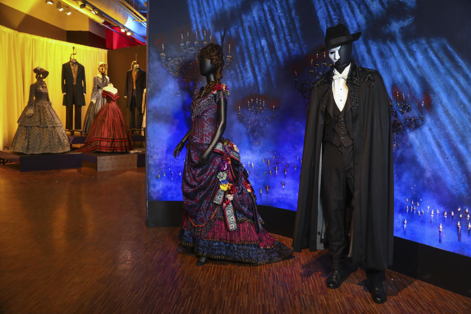 Prendas de vestuario del musical de Broadway "The Phantom of the Opera" se exponen como parte de "Showstoppers! Spectacular Costumes from Stage & Screen", una muestra a befenicio del fondo de recuperación de la Coalición del Instituto del Vestuario, el lunes 2 de agosto de 2021 en Times Square, en Nueva York. (Foto por Andy Kropa/Invision/AP)