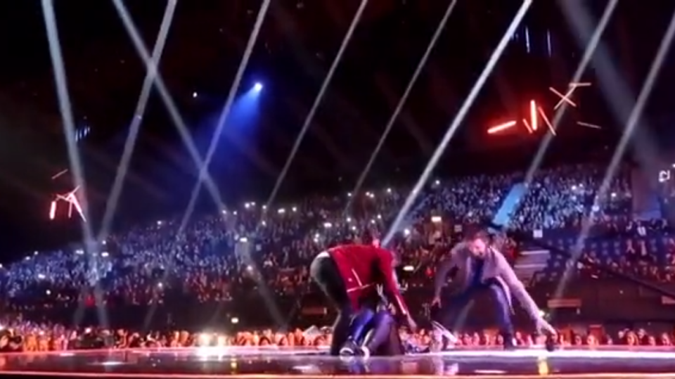 Gemma Collins falls through stage trapdoor at the Teen Awards 2017. (BBC)