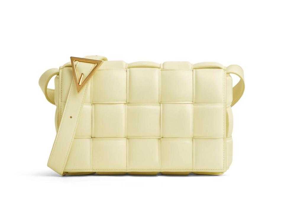 黃色Padded Cassette編織小羊皮肩背包 NT$107,500 Bottega Veneta。（Bottega Veneta提供）