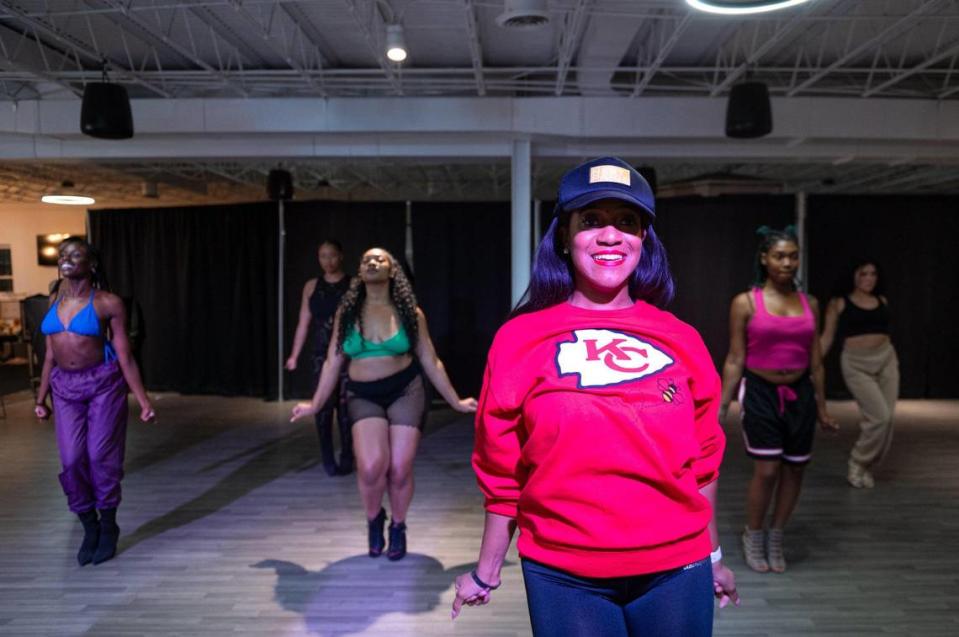 Elaine Paige Thomas demonstrates the opening moves for a routine that accompanies Beyoncé’s song “Run the World (Girls)” on Wednesday, Sept. 27, 2023, at The Next Paige in Kansas City. “Everything you learn inside of a dance class or an acting class or model class is life skills that you can use outside of this door,” Paige Thomas said. Zachary Linhares/zlinhares@kcstar.com