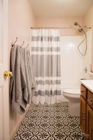 <p><a href="https://casawatkinsliving.com/small-modern-boho-bathroom-makeover/" data-component="link" data-source="inlineLink" data-type="externalLink" data-ordinal="1">Casa Watkins Living</a></p>