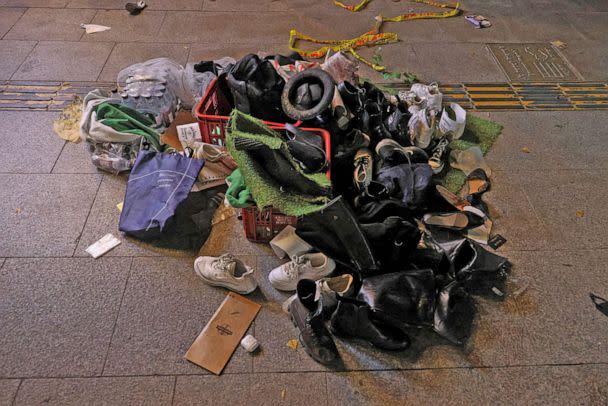 FOTO: Las pertenencias de las víctimas se ven en el sitio donde decenas de personas resultaron heridas en una estampida durante un festival de Halloween en Seúl, Corea del Sur, el 30 de octubre de 2022. (Kim Hong-ji/Reuters)