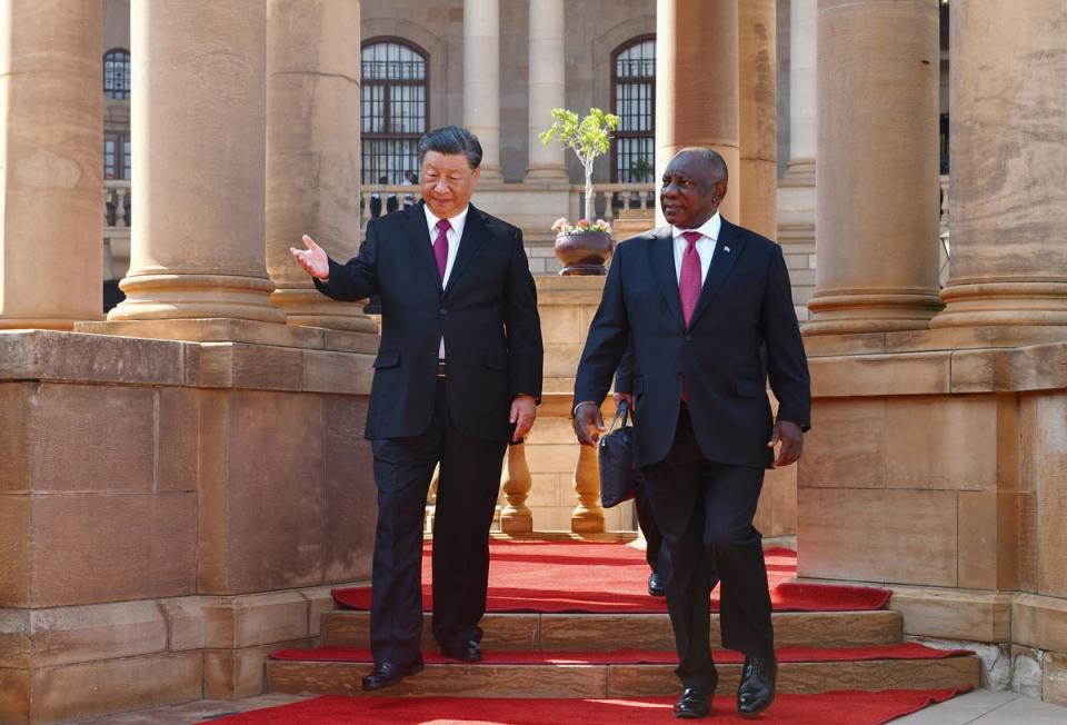 Chinese President Xi Jinping (left) and South African President Cyril Ramaphosa (right) at the Union Buildings in Pretoria, South Africa (EPA)