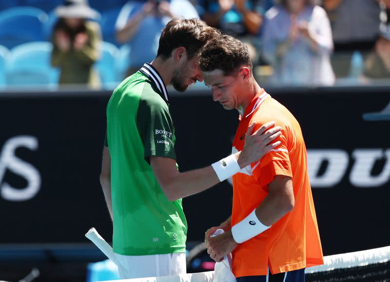 Foto del lunes del ruso Daniil Medvedev saludando al frances Terence Atmane tras el partido por la primera ronda del Abierto de Australia