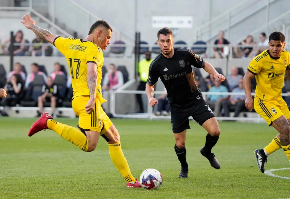 24 juin 2023 ;  Columbus, Ohio, États-Unis ;  L'attaquant de Columbus Crew Christian Ramirez (17 ans) tire au but contre le défenseur du Nashville SC Daniel Lovitz (2) en première mi-temps lors de leur match MLS au Lower.com Field. 