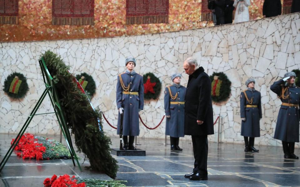 Vladimir Putin lays a wreath at the Hall of Military Glory in Volgograd - Dmitry Lobakin/AFP