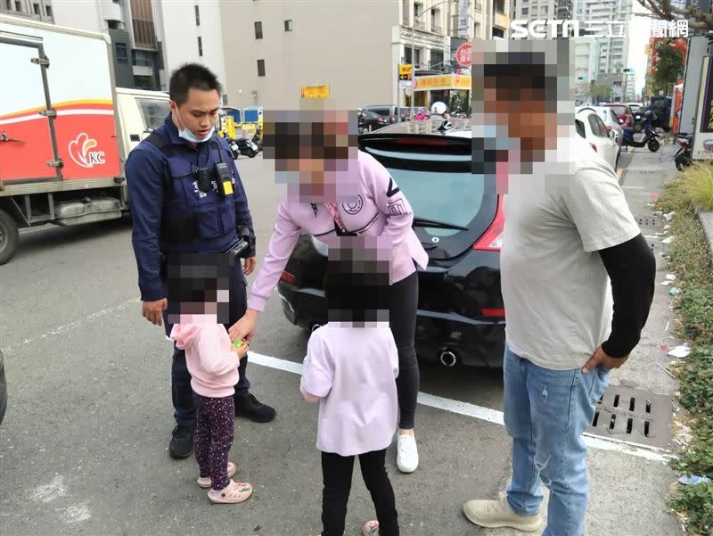 4歲的姐姐因為妹妹走失擔心不已，還不忘了提醒妹妹：「要牽好姐姐的手」，萌翻所有人。（圖／翻攝畫面）