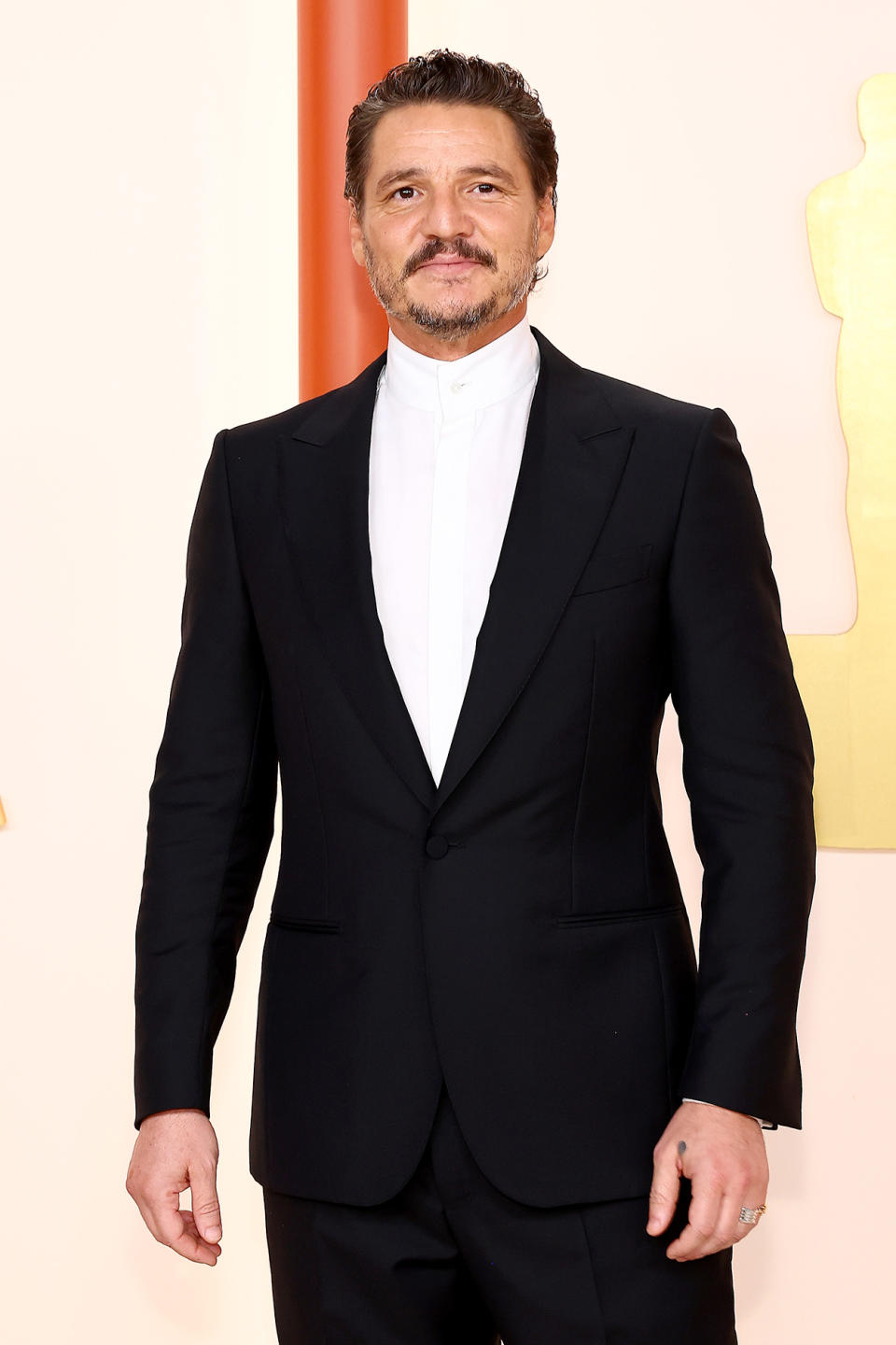 Pedro Pascal looked very handsome on the red carpet. Photo: Getty