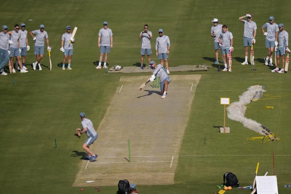 England's Will Jacks, center, plays a shot as team's coach Brendon McCullum, center back, and other players watche during a training session, in Karachi, Pakistan, Friday, Dec. 16, 2022. (AP Photo/Fareed Khan)