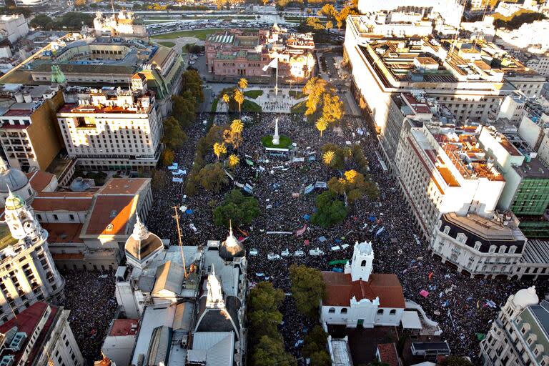 Una multitud en la Plaza de Mayo y alrededores