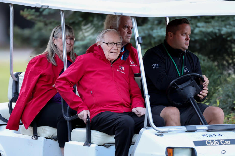 SUN VALLEY, IDAHO - 13 กรกฎาคม: Warren Buffett ประธานและ CEO ของ Berkshire Hathaway เดินทางไปร่วมประชุมช่วงเช้าที่ Allen & Company Sun Valley Conference เมื่อวันที่ 13 กรกฎาคม 2023 ใน Sun Valley, Idaho ทุกเดือนกรกฎาคม บุคคลที่ร่ำรวยและมีอำนาจมากที่สุดในโลกจากสื่อ การเงิน เทคโนโลยี และแวดวงการเมืองจะมารวมตัวกันที่ Sun Valley Resort เพื่อเข้าร่วมการประชุมพิเศษตลอดสัปดาห์ (ภาพถ่ายโดย Kevin Dietsch/Getty Images)