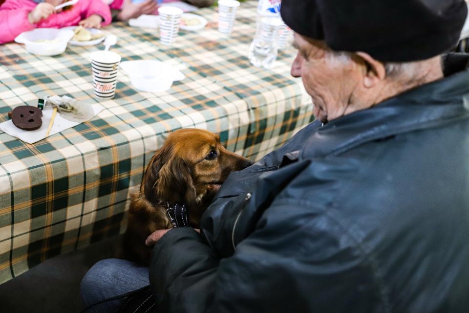 事實上，這對祖孫的背後有一段故事，聯合國兒童基金會（UNICEF Ukraine）在臉書發文表示，該名老爺爺名叫瓦倫丁.普拉托夫（Valentyn Mykolayovych），在過去一個月起來，他與家人躲在扎波羅熱地區（Zaporozhye）一個名叫Stepove的村落的地下室，幸運地逃過俄軍的爆炸攻擊，在吃光了家中所有食物後，老爺爺決定帶著兒子、兒媳、三個孫子和一條狗開啟逃難的旅程。老爺爺帶著全家與毛小孩開始逃難之旅。（圖／翻攝自UNICEF Ukraine臉書）