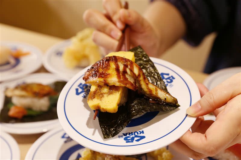 藏壽司高雄時代大道店獨家限定料理「蒲燒鰻魚海苔包」、「軟殼蟹天婦羅海苔卷」。（圖／藏壽司提供）