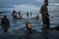 <p>Die Teilnehmer des „Bloco da Lama“ Schlamm-Karnevals am 25. Februar 2017 in Paraty, südlich von Rio de Janeiro, Brasilien, haben sichtlich Spaß. (Bild: ARIEL SUBIRA/AFP/Getty Images) </p>