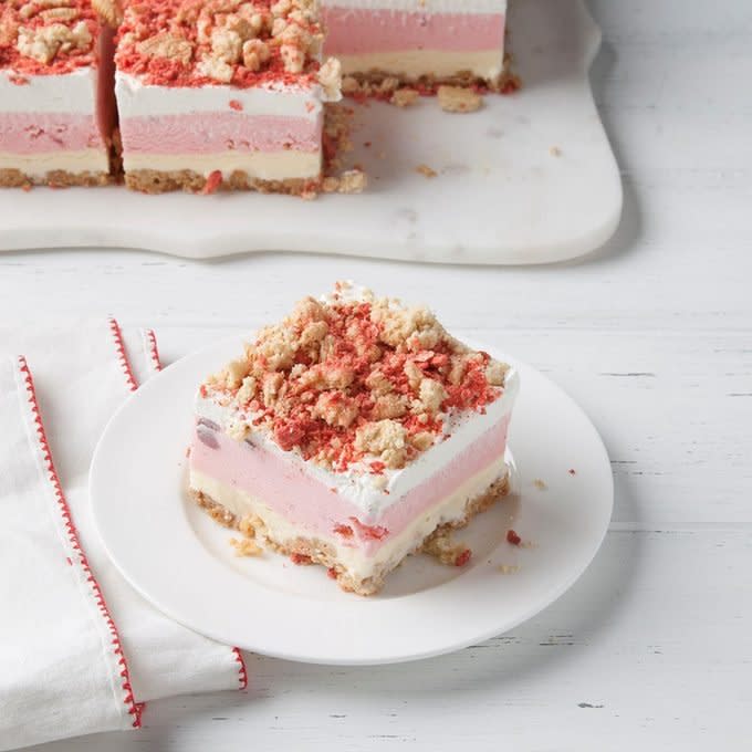 Strawberry Crunch Ice Cream Cake Exps Ft19 242521 F 0627 1 19