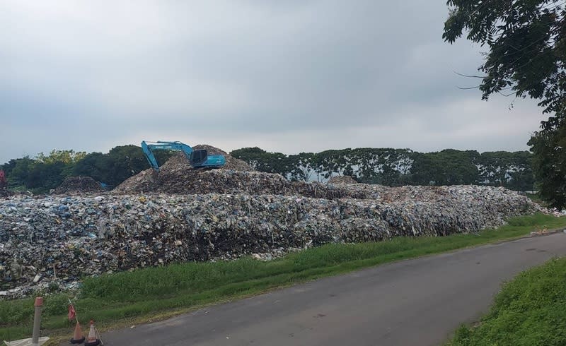 南投竹山暫置場垃圾堆積如山 南投縣內無垃圾焚化廠或再生能源廠，需仰賴外縣市 協助處理垃圾，全縣目前還有20餘萬公噸垃圾待處 理，其中竹山鎮堆置達6.3萬公噸，3.4萬公噸已打 包，其餘約2.9萬公噸垃圾預計2024年底完成打包。圖 為竹山垃圾暫置場。 （南投縣環保局提供） 中央社記者蕭博陽南投縣傳真  113年6月6日 