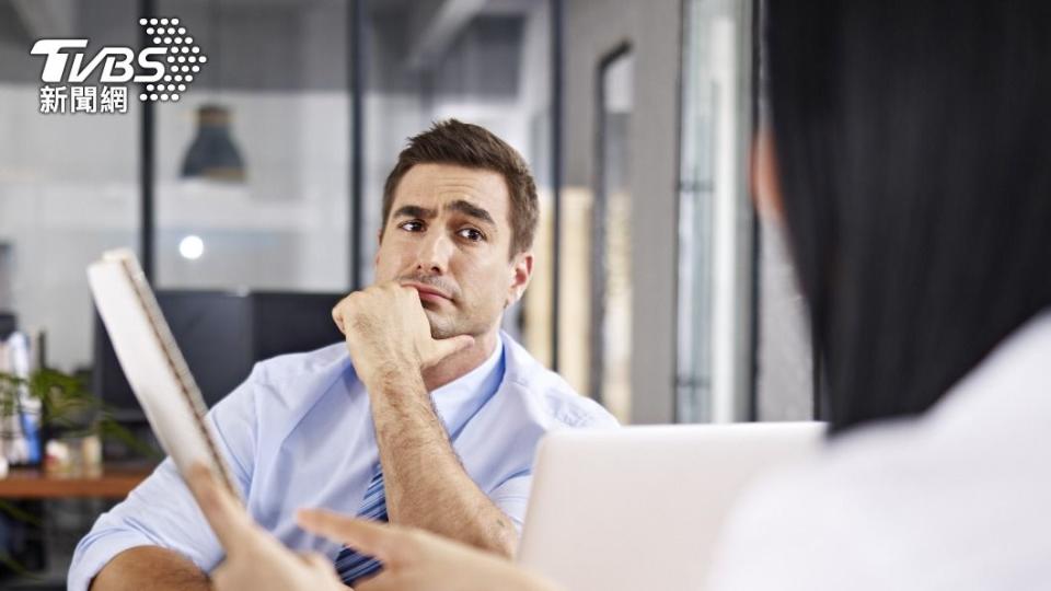 有些牡羊男若看重下屬很有才華，會想請下屬多做一些雜事。（示意圖／Shutterstock達志影像）