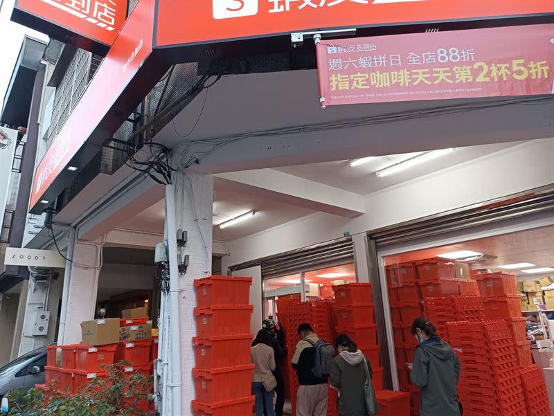 不少網友認為蝦皮店到店取貨等太久，寧願用超商取貨。（圖／翻攝自 爆廢公社公開版）