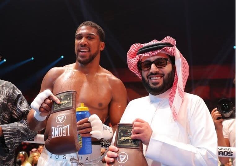 Turki Al-Sheik (Alalshikh), representante deportivo del príncipe Mohammed Bin Salman, heredero al trono de Arabia Saudita, crece a cada instante en el mundo del boxeo en modo insospechado