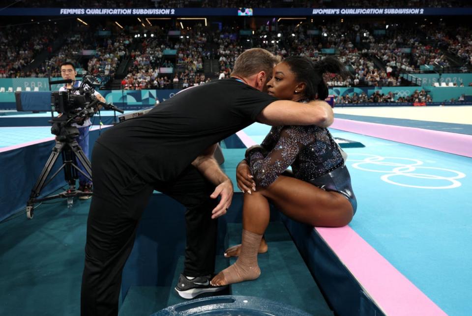 Biles con correas en la pierna izquierda (Getty)