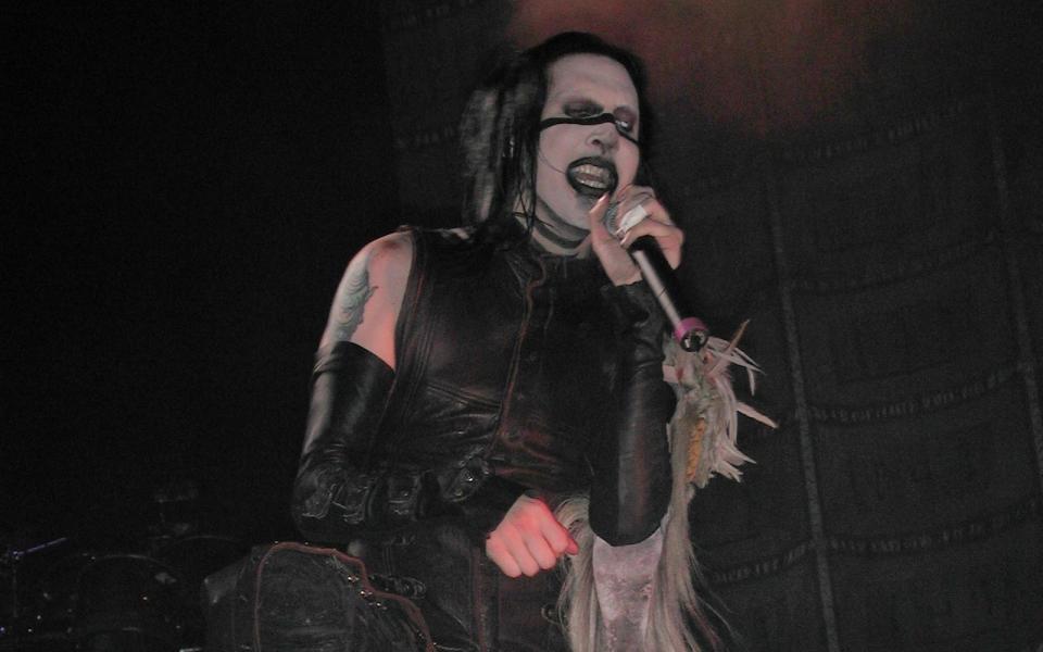 Wenn Manson live auftritt, ist zwischen Spektakel und Totalausfall alles möglich. 1999 lief eines seiner Konzerte besonders aus dem Ruder - und das ausgerechnet in Deutschland: Bei der ersten Ausgabe des Southside-Festivals in München brach ein sturzbetrunkener Manson seinen Auftritt nach 20 Minuten ab, weil er mit dem Sound nicht zufrieden war. Das wütende Publikum warf mit Schlamm und zerlegte die Bühne. Manson kam danach für viele Jahre nicht mehr nach München ... (Bild: Troy Augusto)