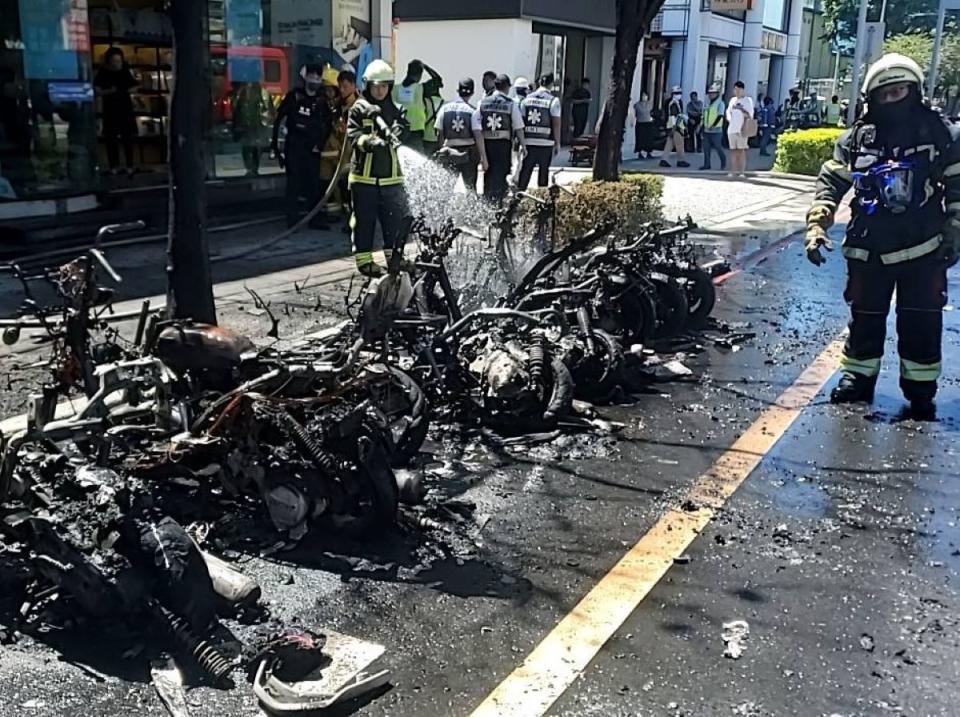 高雄市博愛一路與大順路口下午發生火燒車，停在路邊的8輛機車被燒光光。（圖：鼓山分局提供）