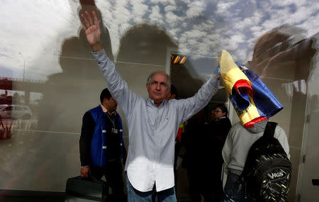 Antonio Ledezma, Venezuelan opposition leader, gestures during his arrival in Bogota, Colombia November 17, 2017. REUTERS/Jaime Saldarriaga