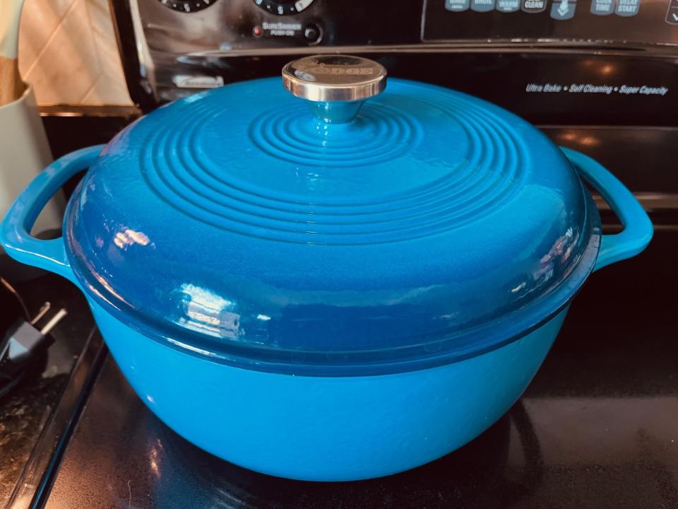 Author's photo of the Dutch oven in the color Blue