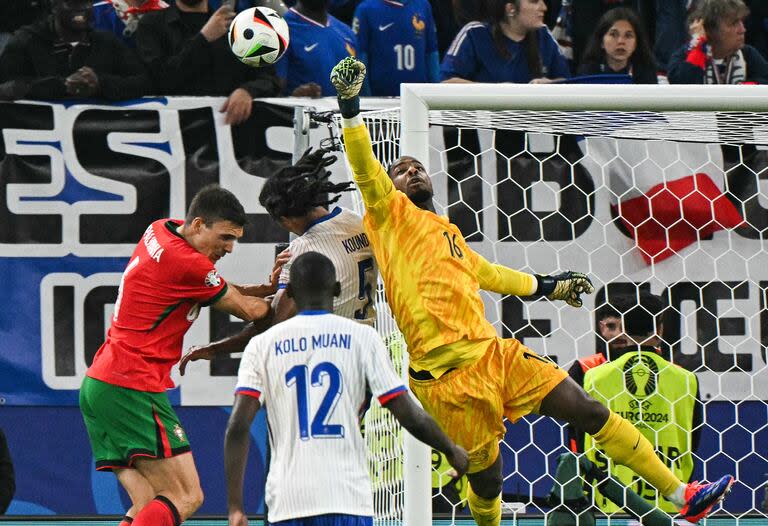 Mike Maignan, que tuvo un buen desempeño en la Eurocopa, se quejó en enero de recibir insultos racistas en un partido de Milan, su club.