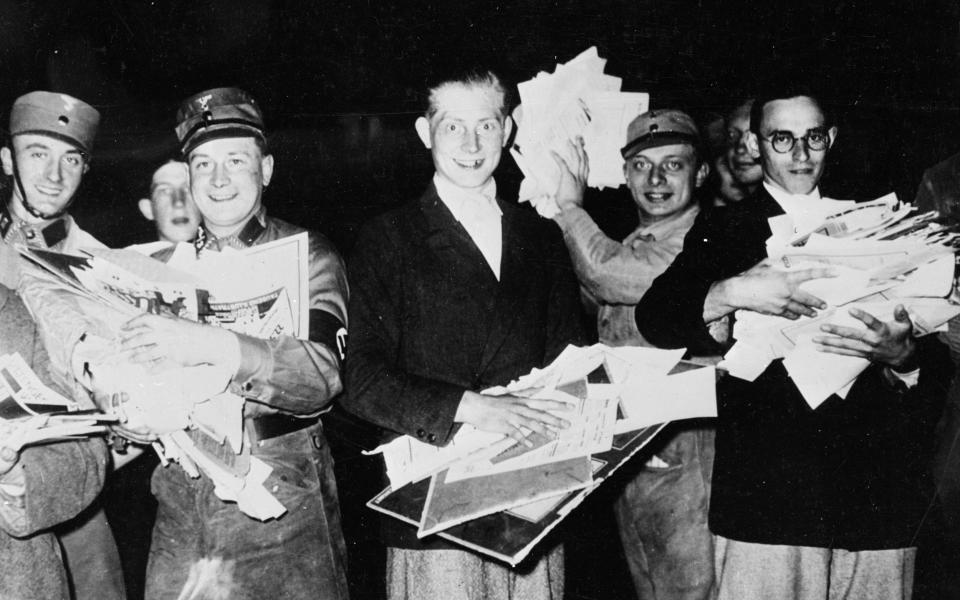 Nazi troops and students burning books in the Opernplatz, Berlin - Hulton Archive 