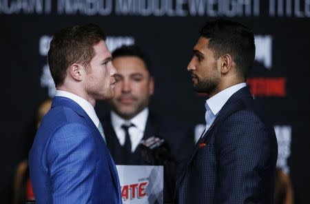 Boxing - Saul 'Canelo' Alvarez & Amir Khan Head-to-Head Press Conference - MGM Grand, Las Vegas, United States of America - 4/5/16 Saul 'Canelo' Alvarez and Amir Khan pose ahead the press conference as promoter Oscar De La Hoya looks on Action Images via Reuters / Andrew Couldridge Livepic