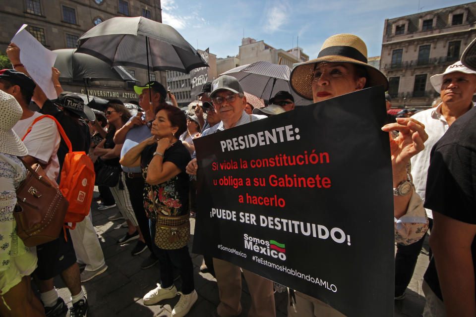 Marchan ciudadanos contra López Obrador