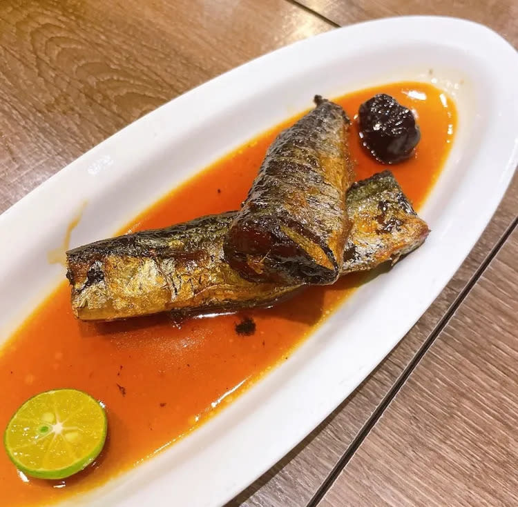鼓山區貳哥食堂入選餐點「化骨醬燒秋刀魚」。讀者提供